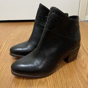 Anthropologie Kelsi Dagger brooklyn eyelet leather black heeled ankle boots 7.5